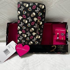 BETSEY JOHNSON SKULL FAUX Leather Zip Around WRISTLET wallet Black GIFT SET